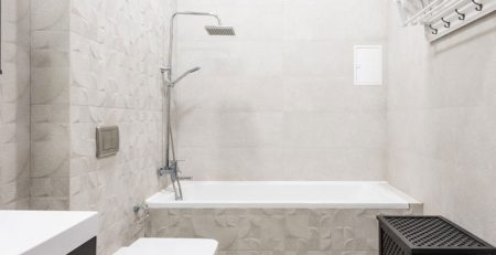 Wanna z prysznicem - idealne rozwiązanie do małej łazienki
